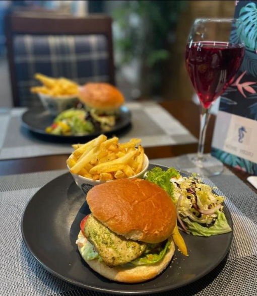Chargrilled chicken breast burger at THE SEAHORSE bar