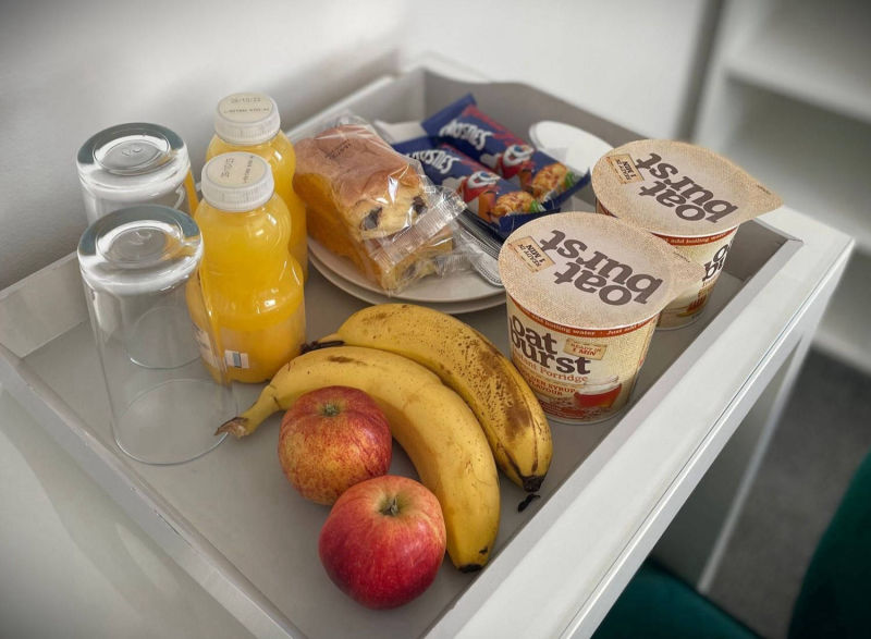 THE SEAHORSE Bed & Breakfast: Complimentary in-room breakfast tray