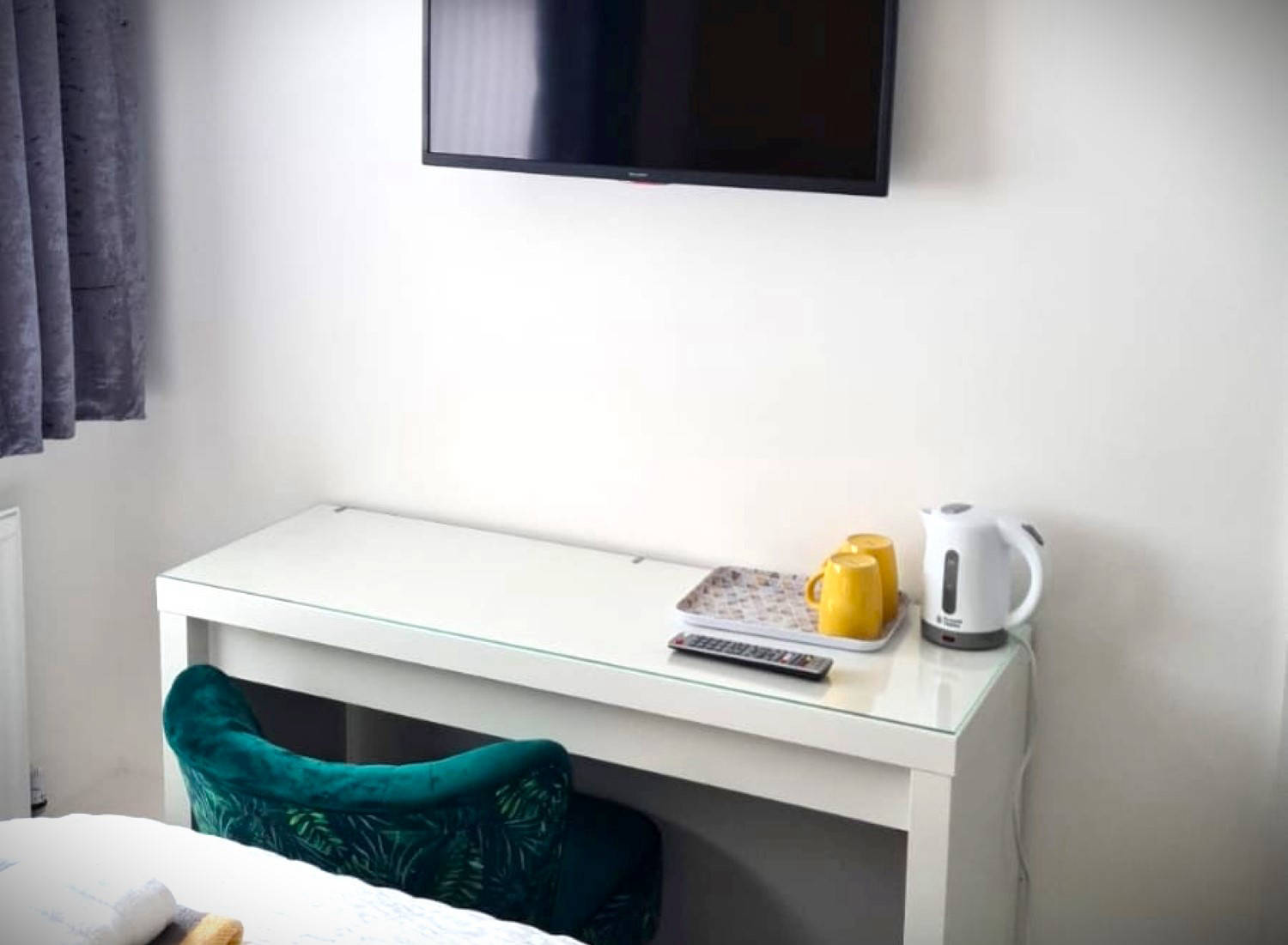 All guest rooms have a desk and FREEVIEW TV